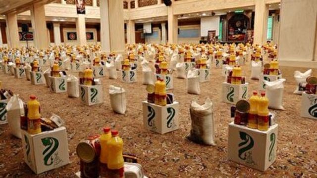 توزیع بسته‌های یلدایی برای حمایت از نیازمندان اصفهانی